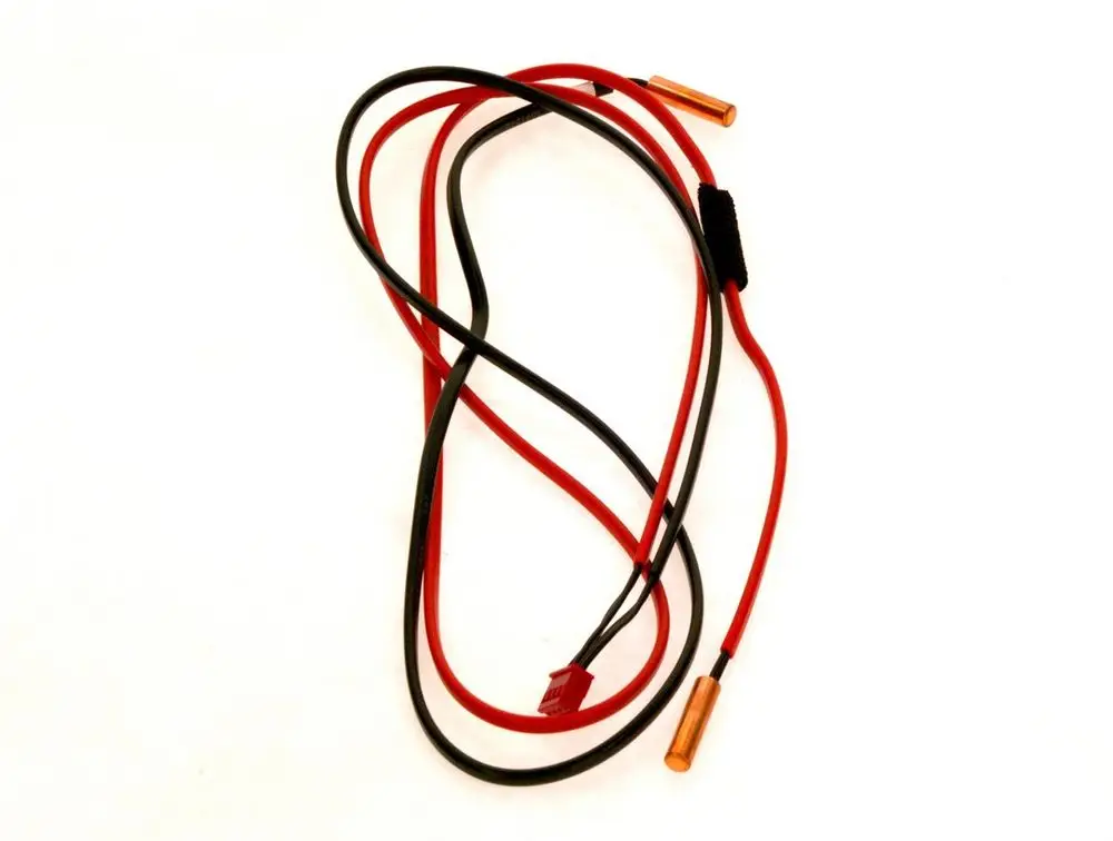 Bunte Kabel in Rot und Schwarz mit angeschlossenen Kontakten, die wahrscheinlich zu einem Temperaturfühler von Bosch gehören.
